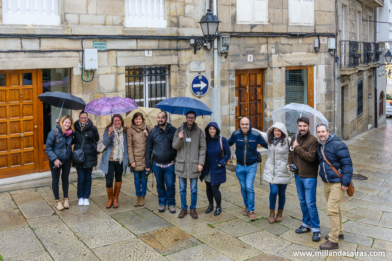 Grupo en plena ruta turística por el casco antiguo de A Coruña